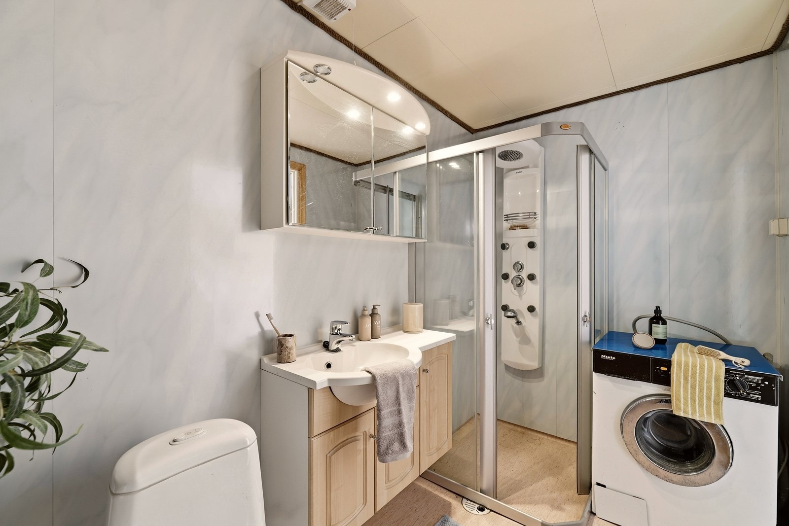 - Badet måler 4,8 m² (badet er ikke godkjent innredet og bruksendret) - Galleribilde