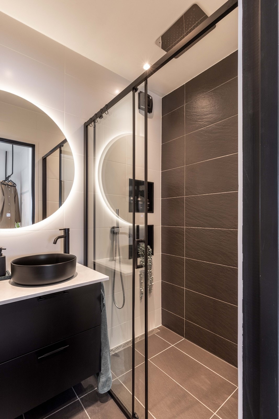 Badet er innredet med servant med underskap, lysspeil, og vegghengt toalett. Galleribilde