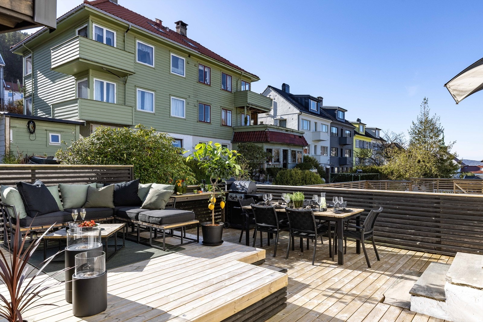 Her finner du terrasse fordelt over flere nivåer, med gode muligheter for å nyte fine dager utendørs. Galleribilde