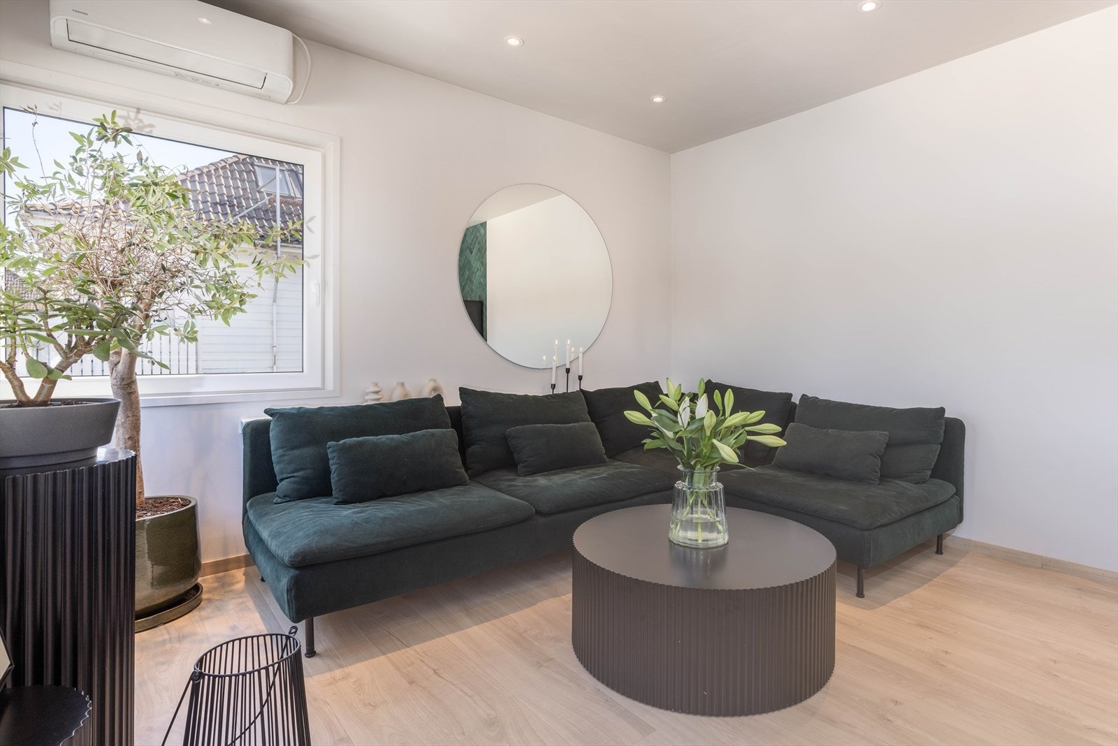 Stuen lar seg enkelt innrede med sofa og sofabord. Det er også etablert varmepumpe som bidrar til et behagelig inneklima og energieffektiv oppvarming. Galleribilde