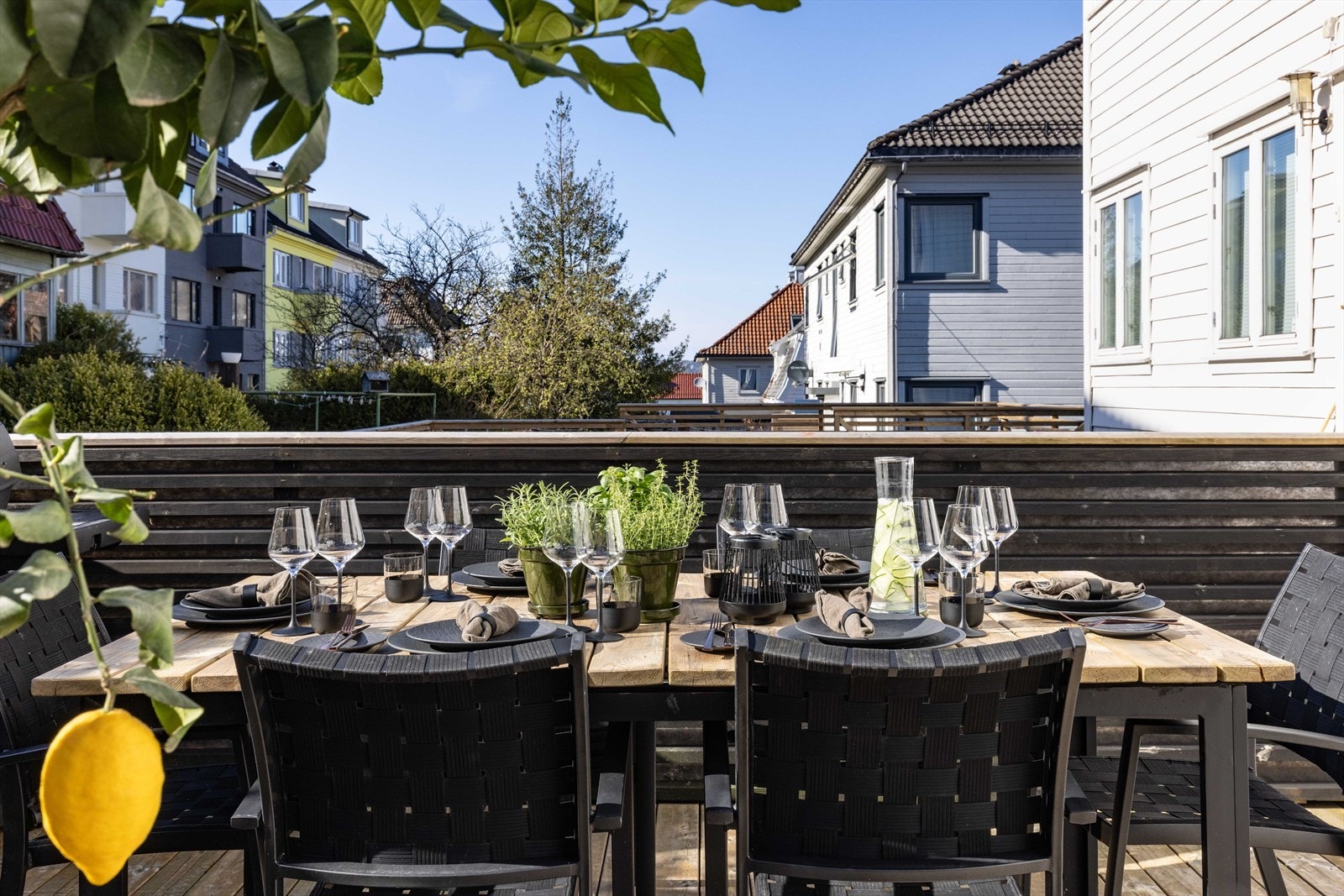 God plass til langbord. Perfekte omgivelser for hyggelige sommermiddager med familie og venner. Galleribilde