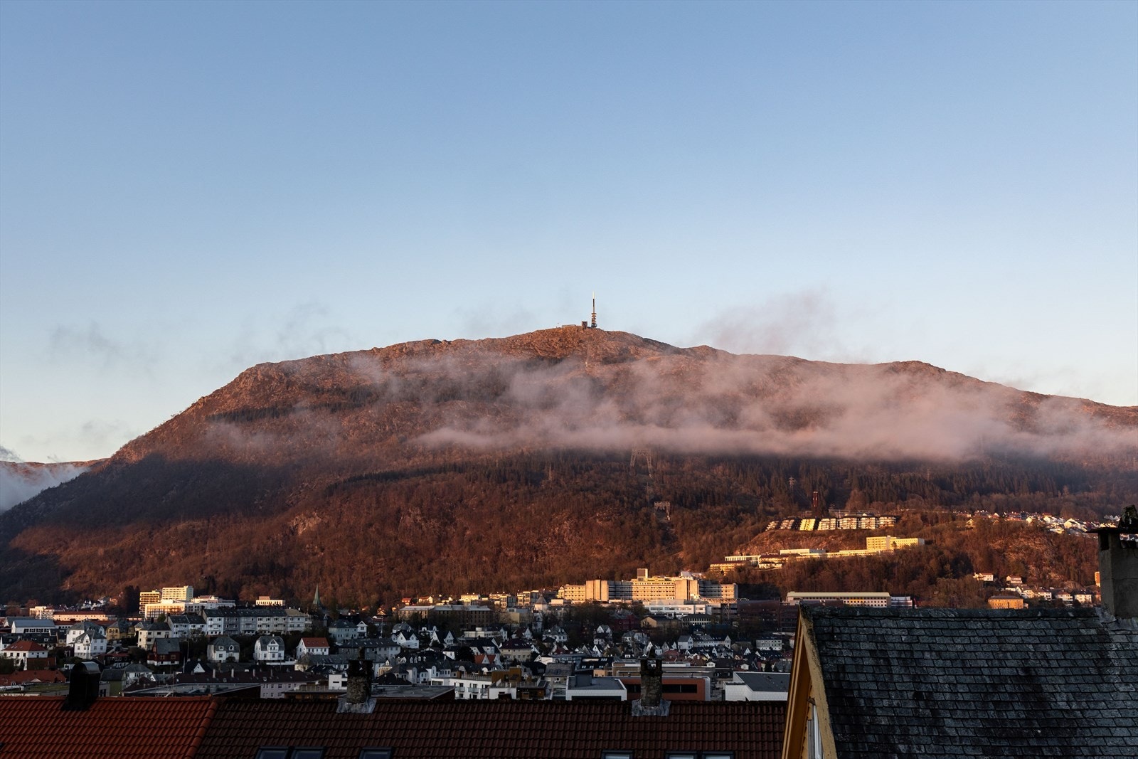 Beliggende ved foten av Løvstakken, med flott utsikt mot Bergens vakre byfjell, med utsyn mot både Ulriken og Fløyen. Galleribilde