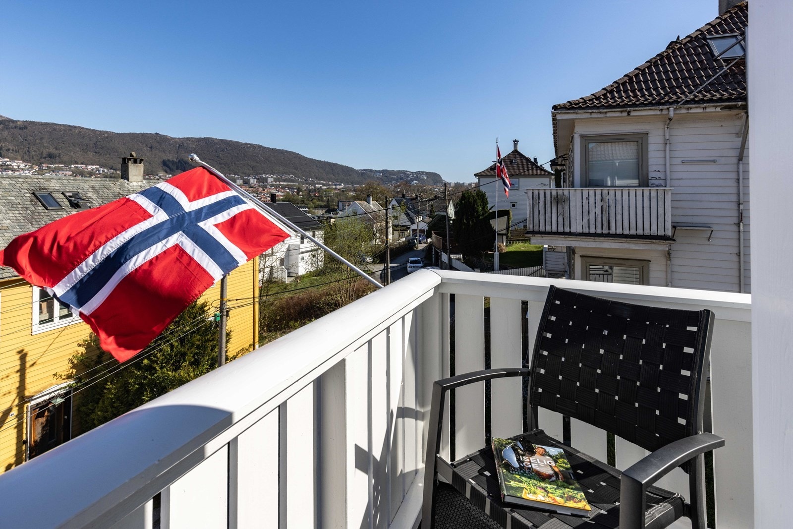 Fra stuen er det utgang til balkong på ca. 4 m² med flott utsikt mot både Ulriken og Fløyen. Galleribilde