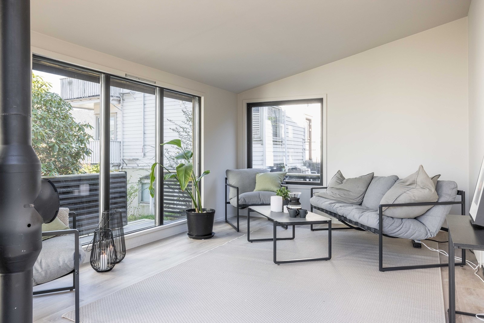 Utestuen er 13 m², og lar seg enkelt møbler med sofagruppe og øvrig møblement. Galleribilde