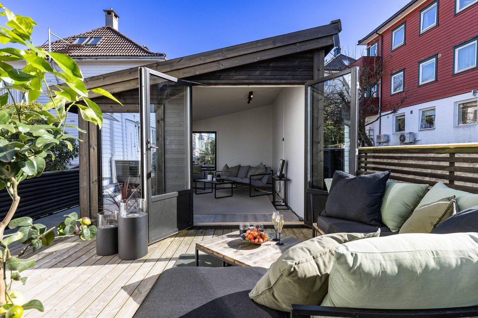 På øverste nivå er det oppført en romslig og isolert utestue, perfekt for dager hvor været ikke spiller helt på lag, eller når kveldene blir kjølige. Galleribilde