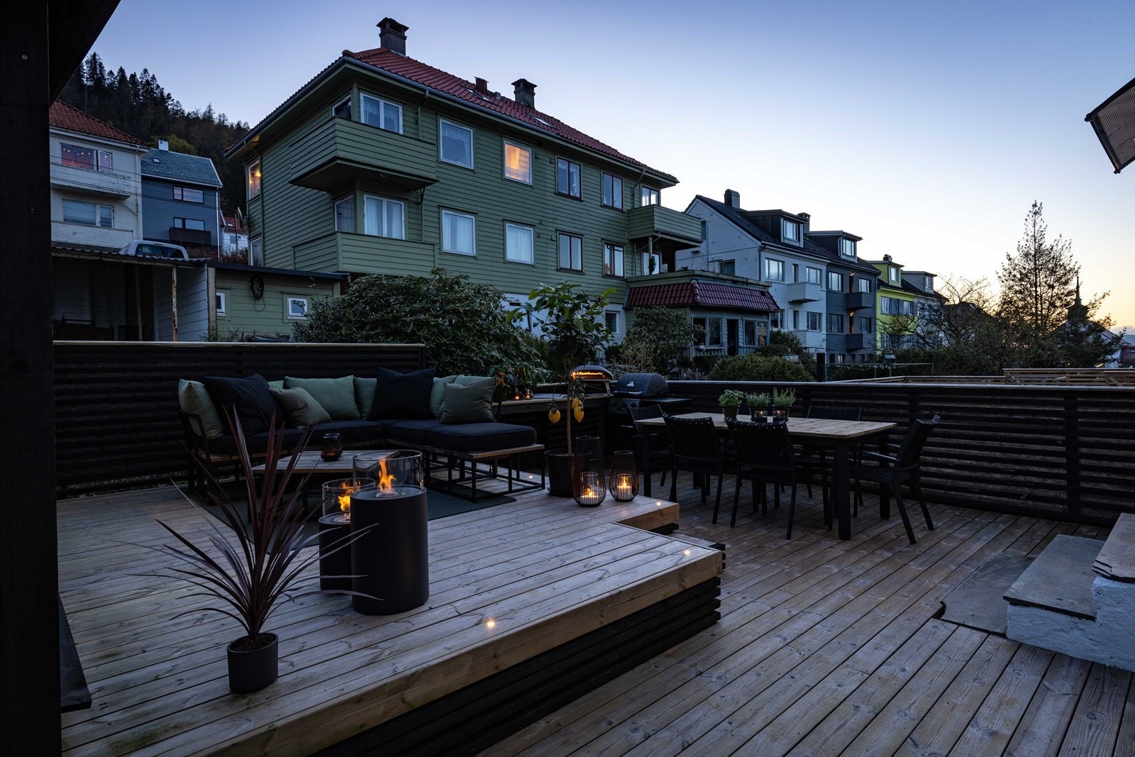 Integrert belysning og lune soner gir uteplassen en ekstra hyggelig stemning på kveldstid. Galleribilde