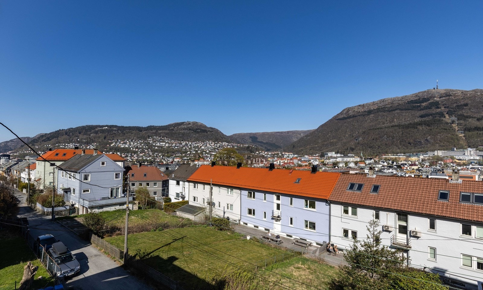 Her bor du med kort vei til sentrum, flotte turmuligheter og vakker utsikt, samtidig som du har nærhet til dagligvarebutikk og gode kollektivforbindelser. Galleribilde
