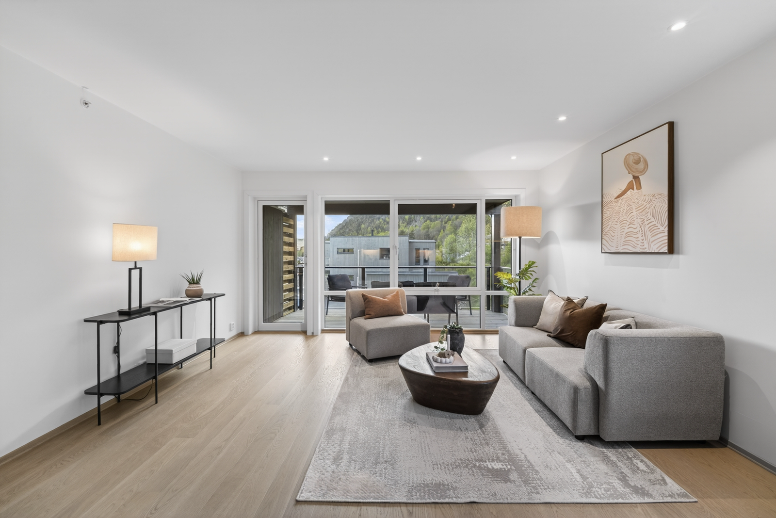 Stuen er luftig og moderne Galleribilde