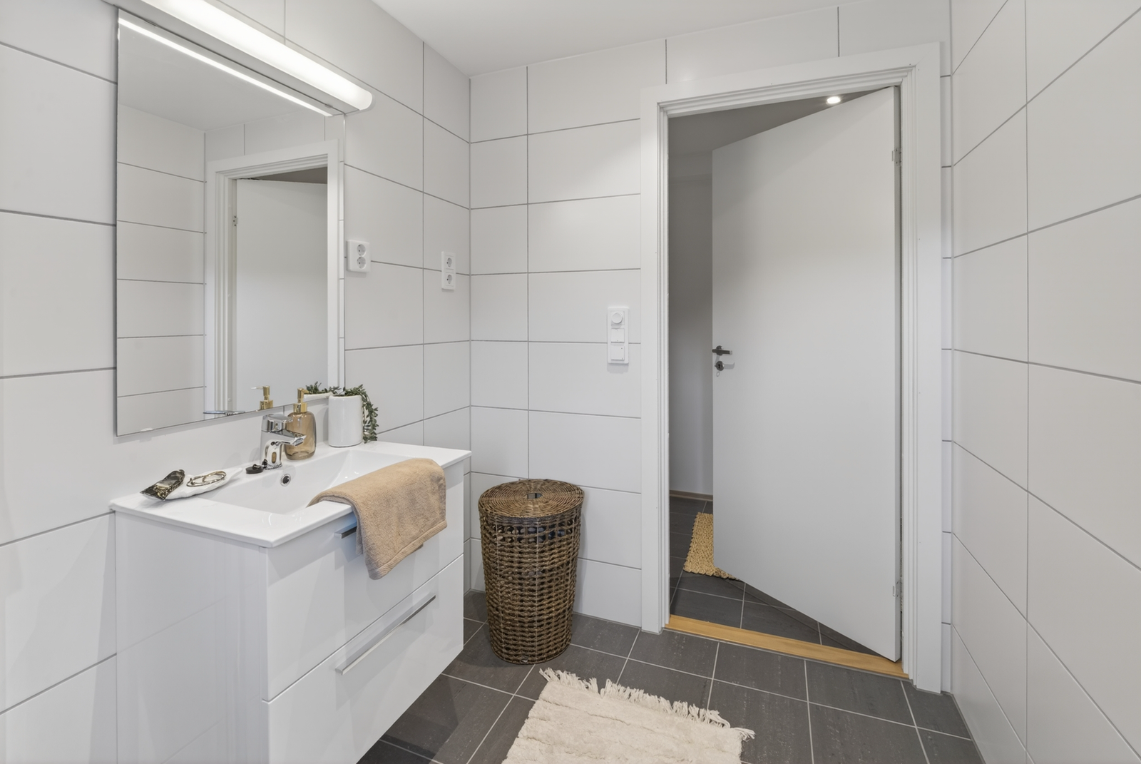 Flisbelagt gulv med varmekabler på badet Galleribilde