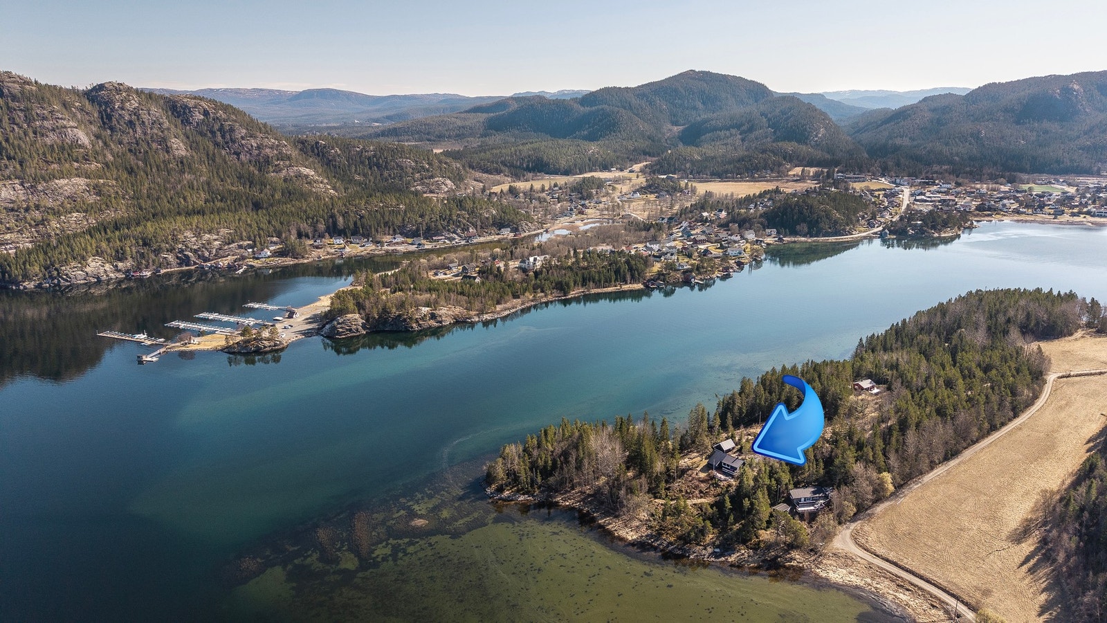 Det er ca. 17 km til Namsos sentrum og omtrent 4 km til nærmeste dagligvarebutikk på Bangsund Galleribilde