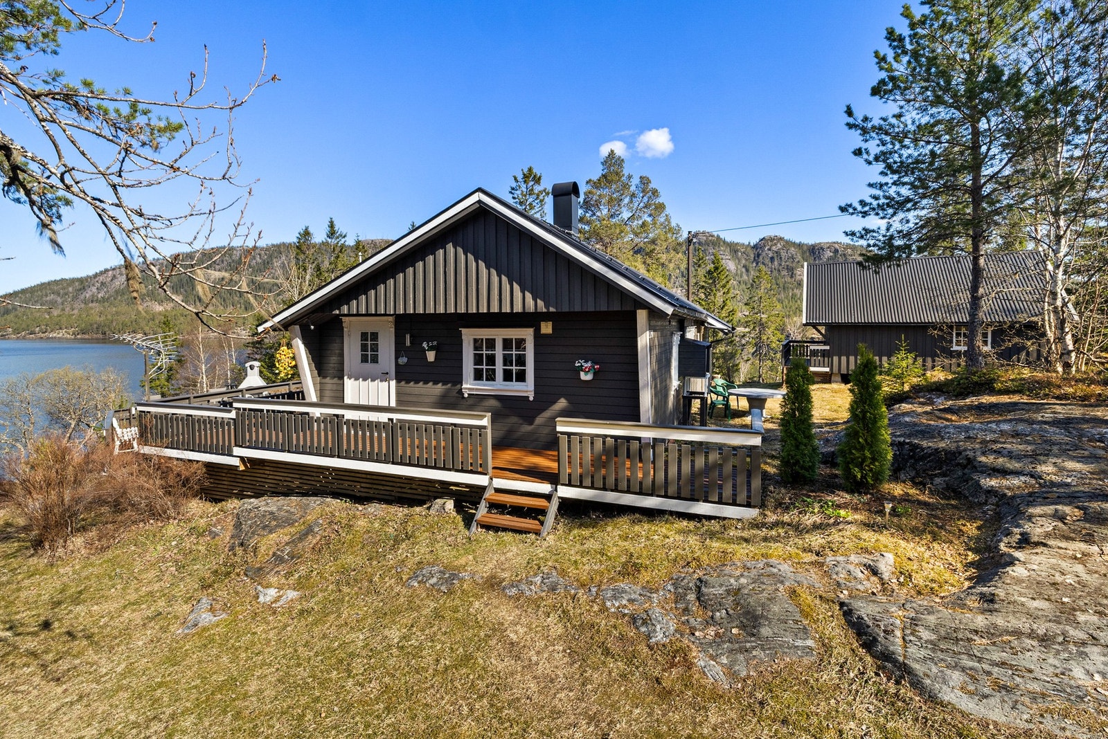 Velholdt fritidsbolig med gjennomtenkte og gode løsninger. Tilbygd i 2009 Galleribilde