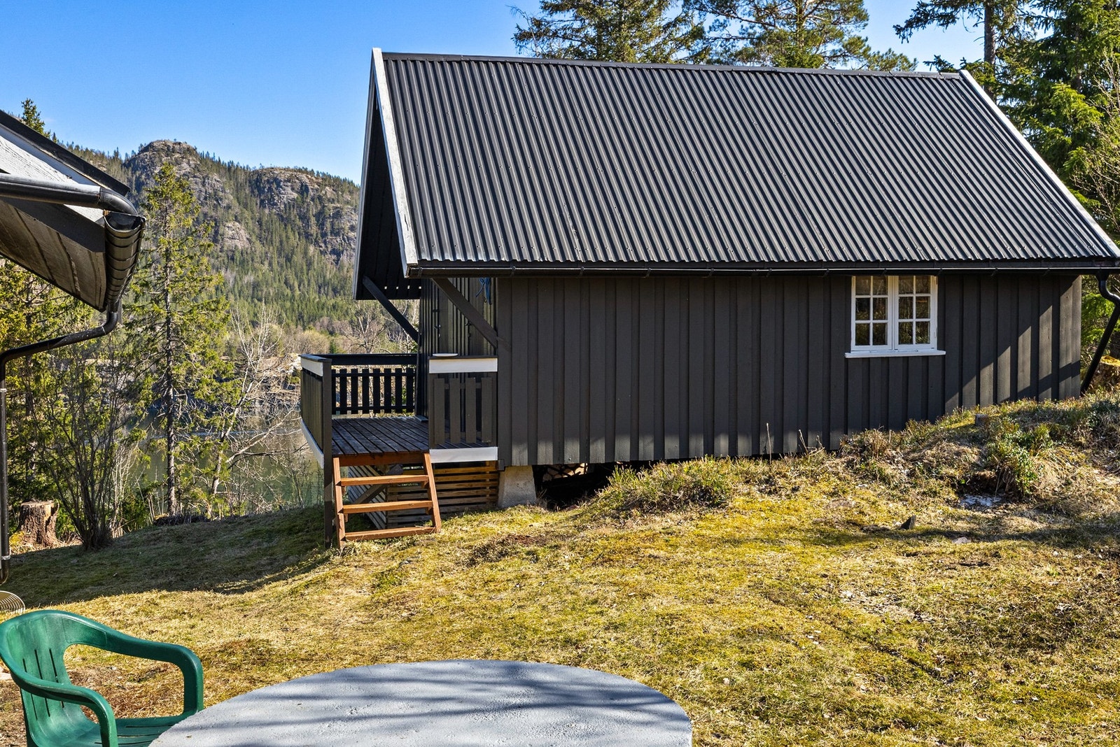 Romslig anneks/uthus oppført i 1986 Galleribilde