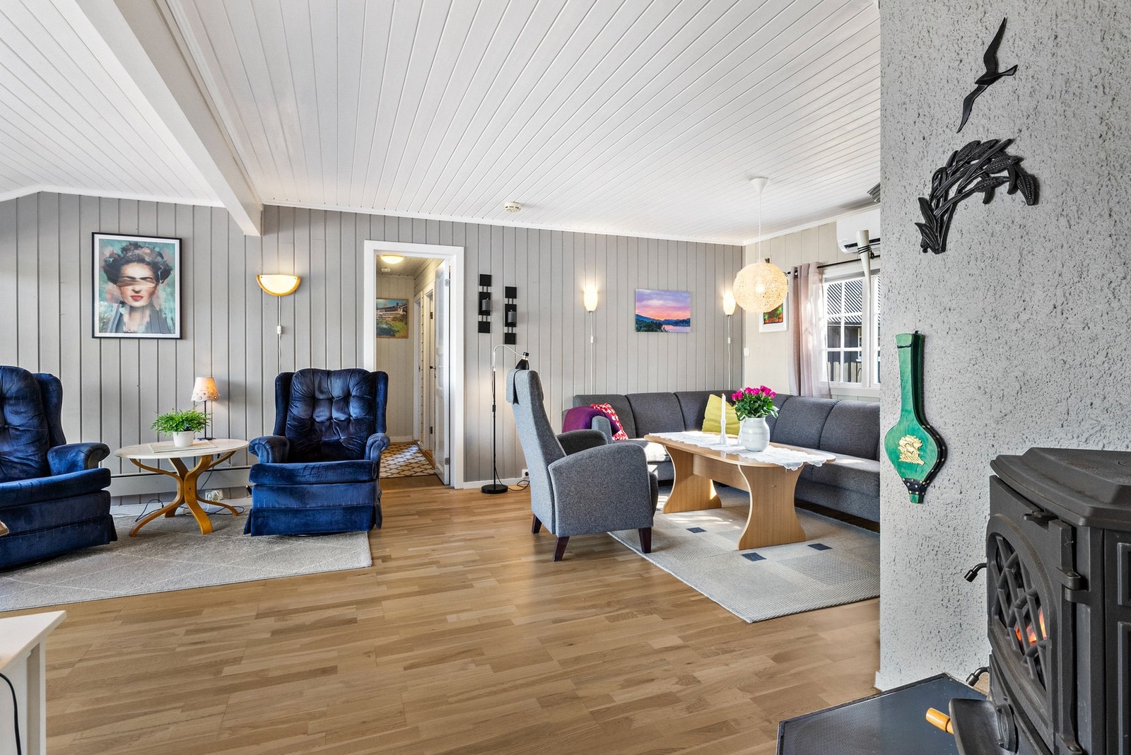 Innholdsrik hytte med lyst og innbydende preg Galleribilde