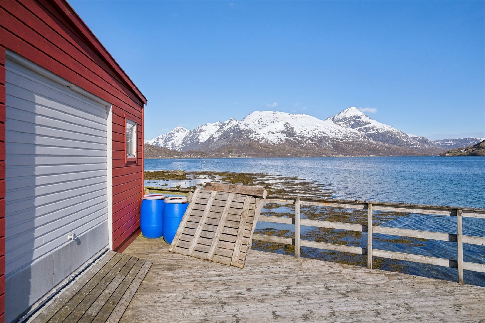 Fra bryggen har man utsikt mot fjellene som omkranser Kaldfjorden. Galleribilde
