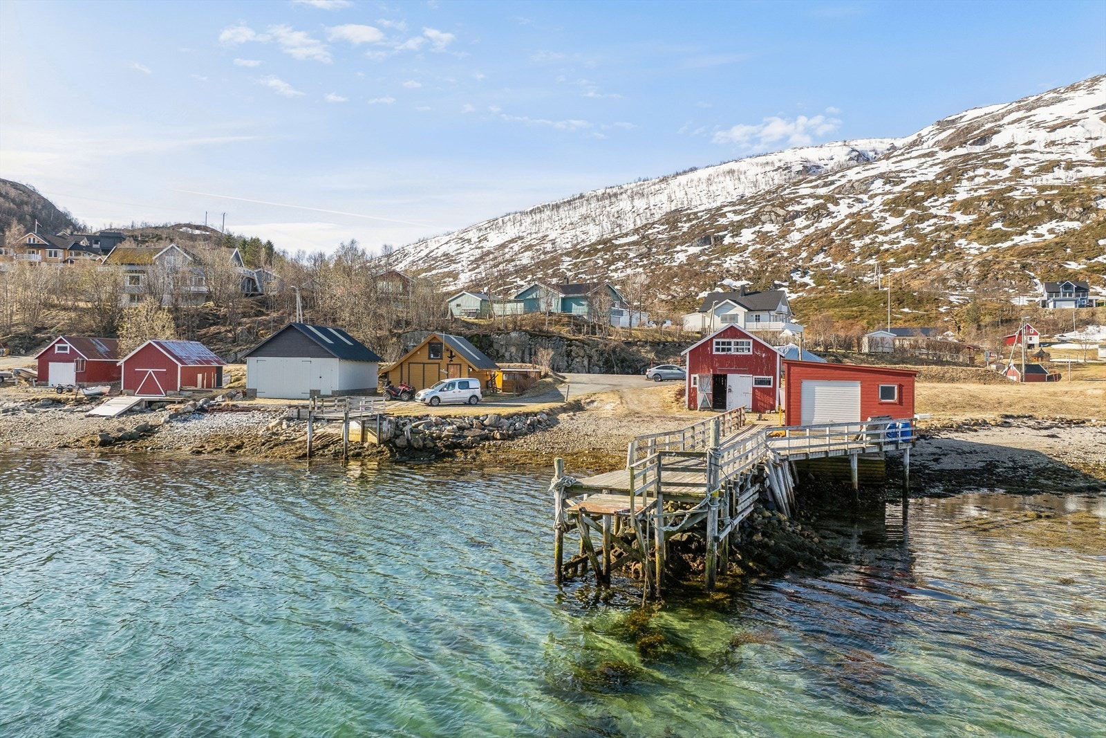 Eiendommen har et naust med tilhørende brygge og uthus. Galleribilde