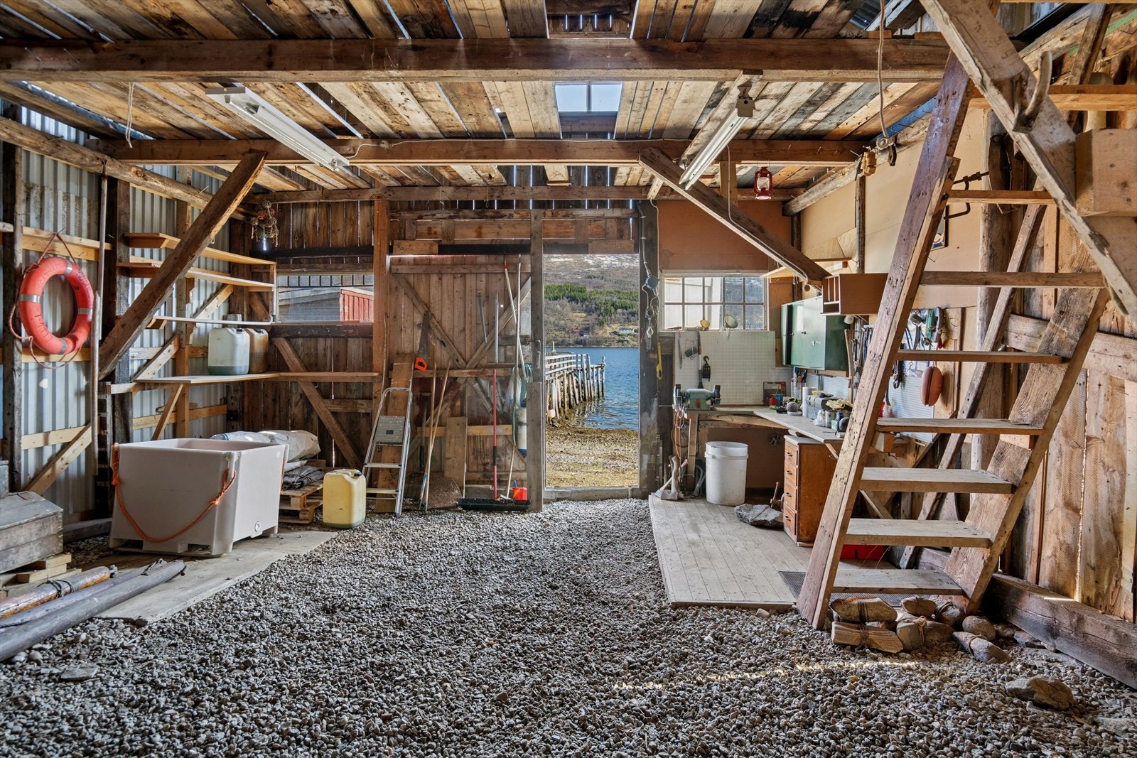 Innvendig er det god plass til verksted og oppbevaring av båt- og fiskeutstyr. Galleribilde