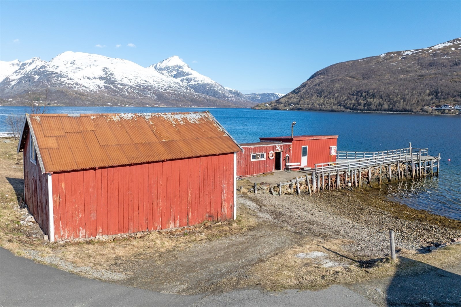 Bygningene på eiendommen fremstår med et vedlikeholdsbehov, og det må påregnes oppgraderinger. Galleribilde
