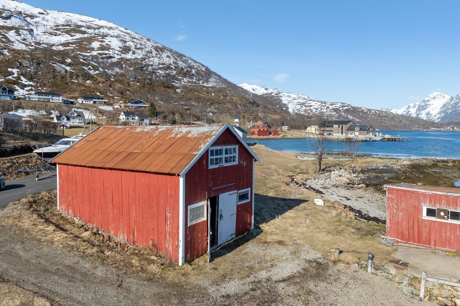 Eiendommen omfattes av Kommuneplanens arealdel og er avsatt til LNRF, tiltak for stedbunden næring. Galleribilde
