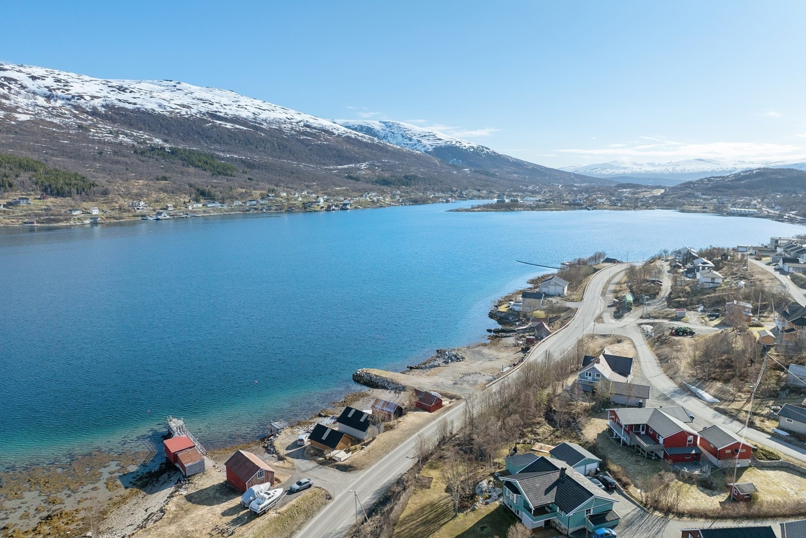 Tomten deler innkjøring med naboeiendom og har asfaltert parkeringsareal. Galleribilde