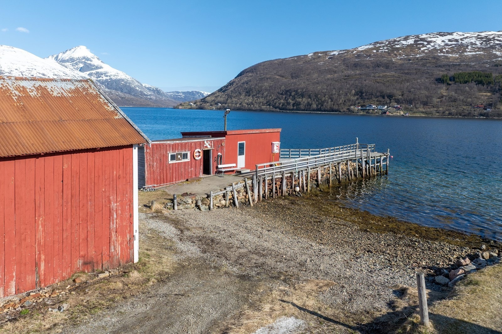 Tomten består av et mindre strandområde som gir direkte adkomst til sjøen. Galleribilde