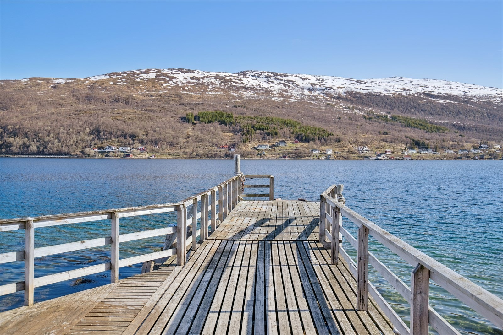 Bryggen gir et naturlig utgangspunkt for båtliv og fiske i fjorden. Galleribilde