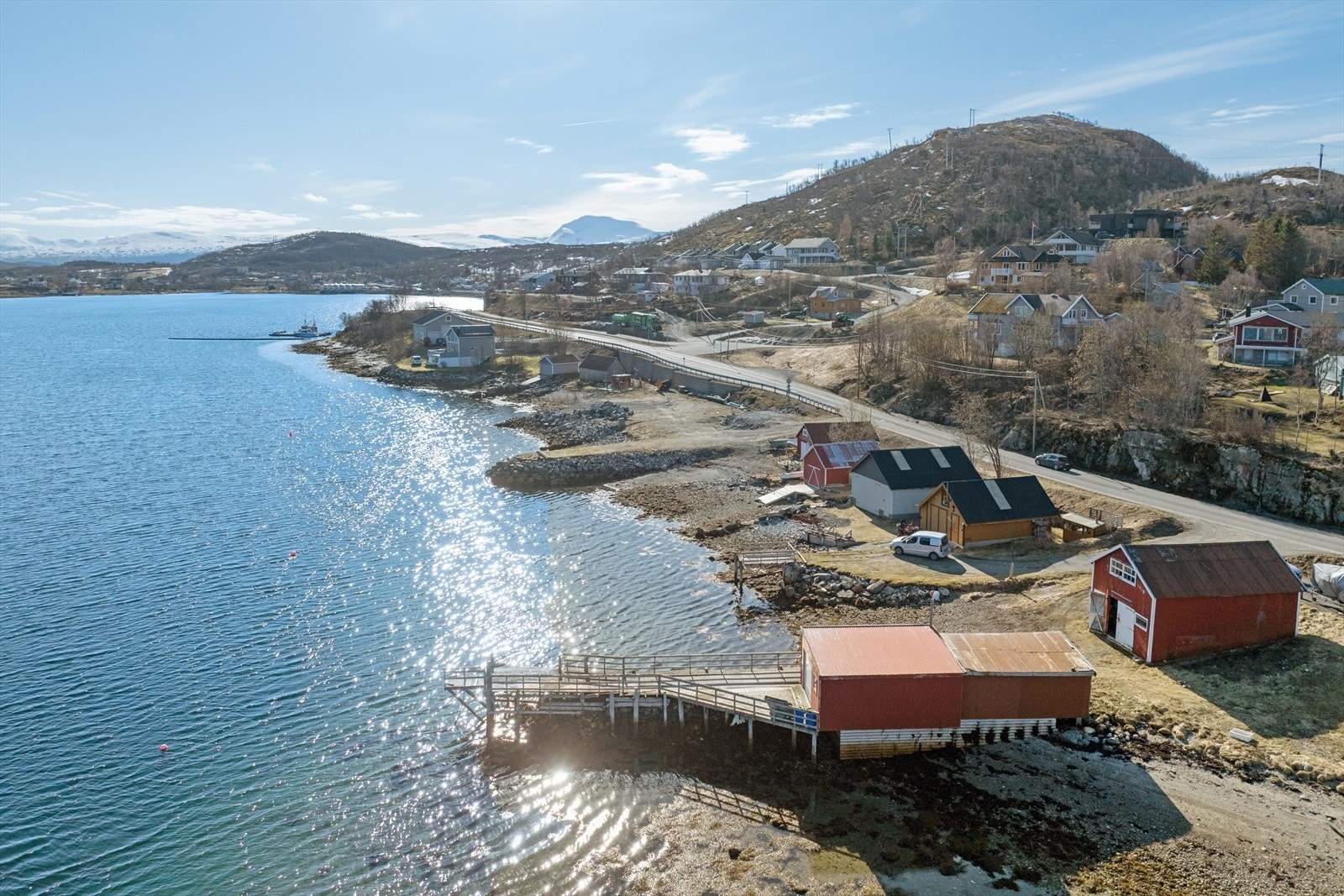 Tomten gir rom for aktivitet og uteliv ved sjøkanten. Galleribilde