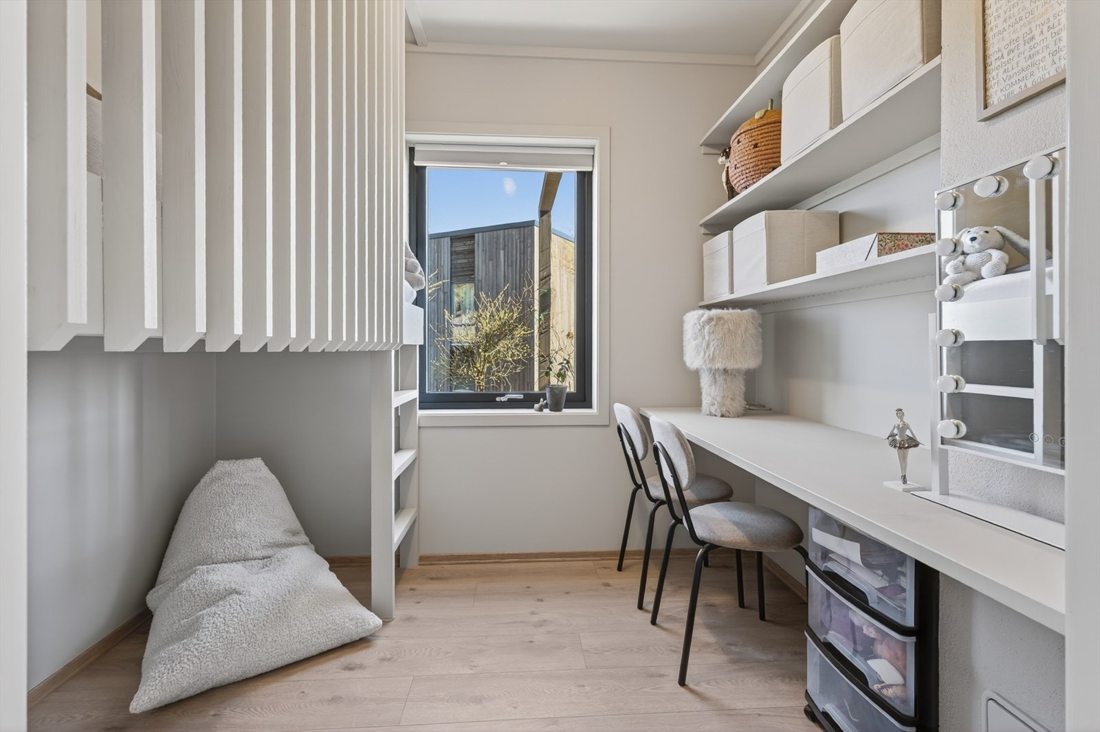 Innredet rom, etter tegninger er dette en bod/kontor. Galleribilde