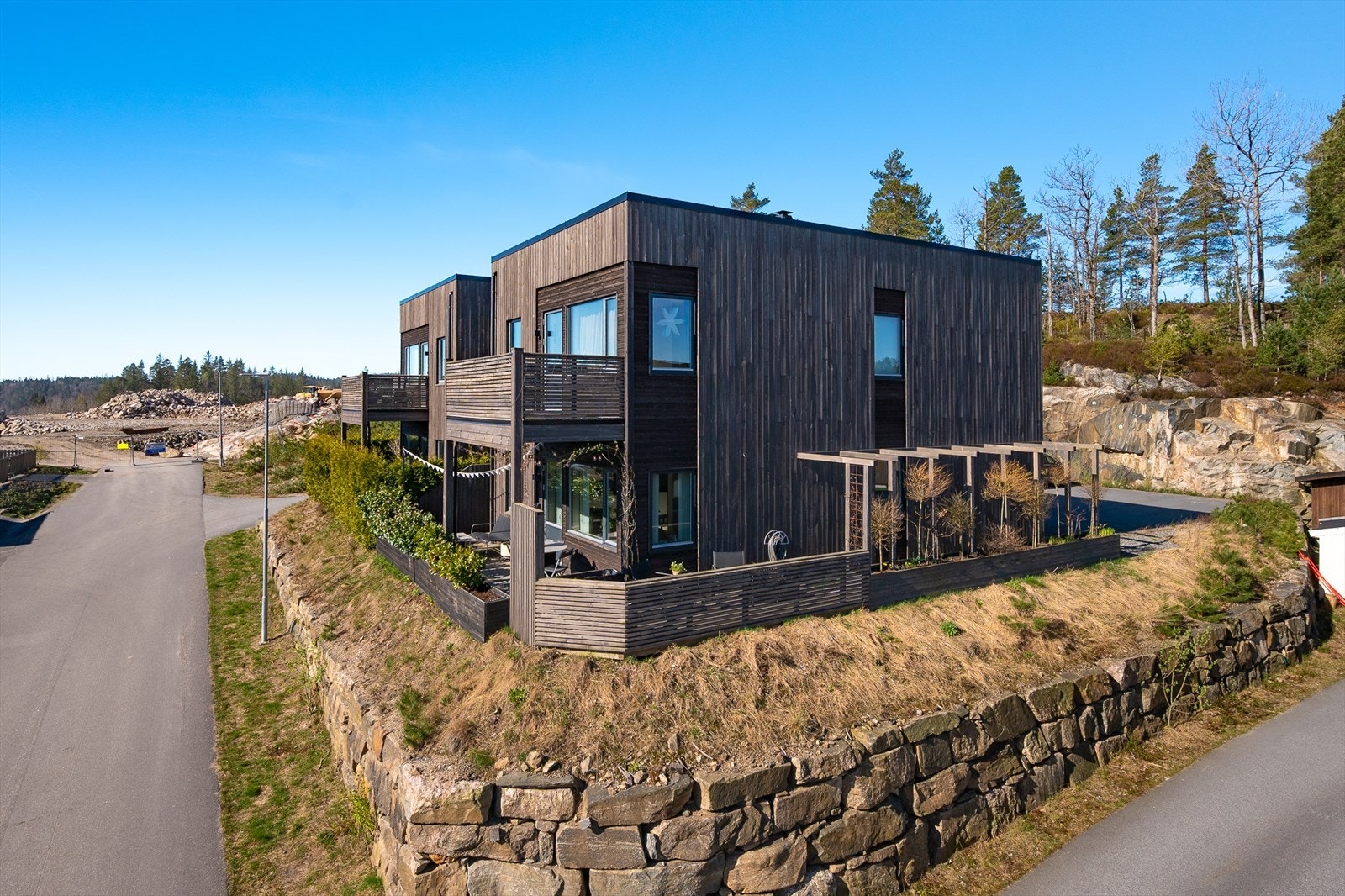 Solrik terrasse ut fra stue/kjøkken Galleribilde