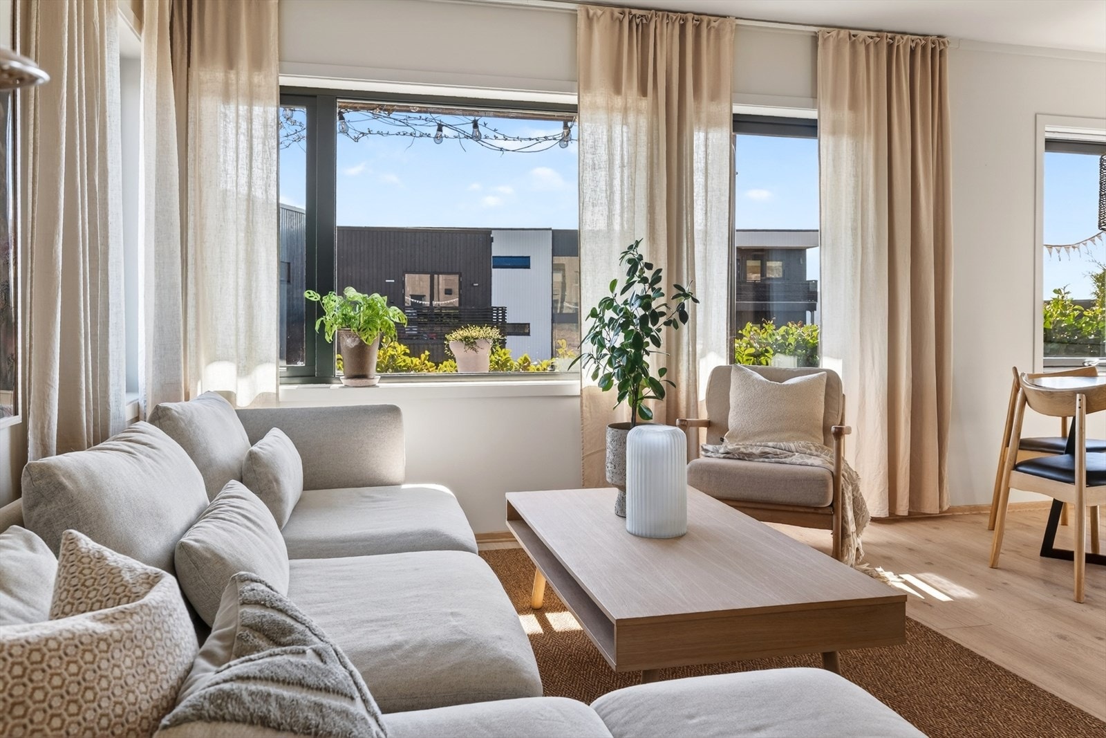 Store vindusflater gir godt med naturlig lysinnslipp Galleribilde