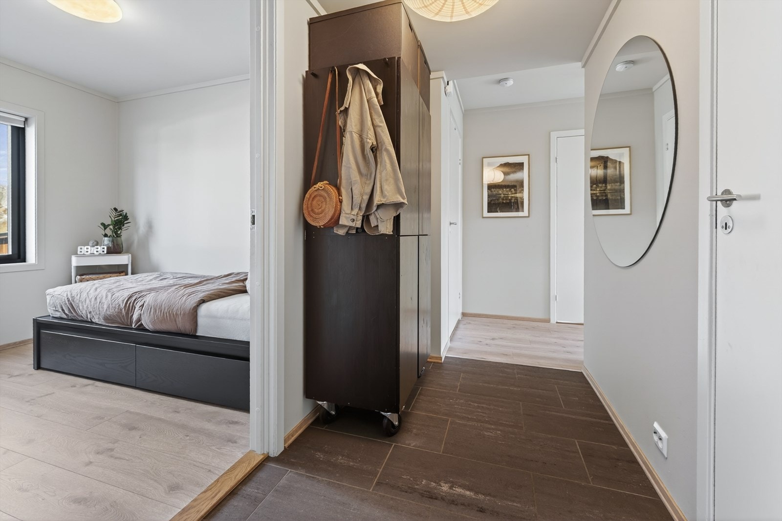 Flislagt entré med varmekabler, god plass til garderobeskap. Galleribilde