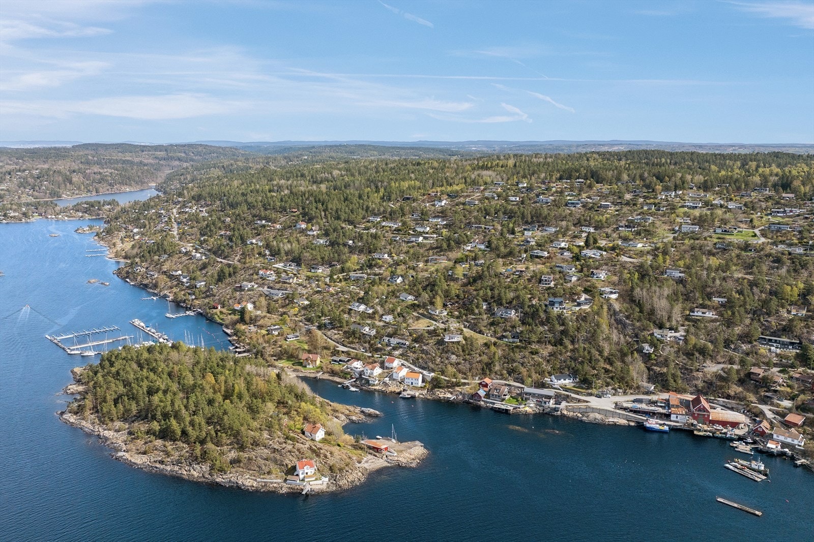 Beliggenheten gir umiddelbar nærhet til sjøen, med kort vei til badeplasser og båtliv. Galleribilde