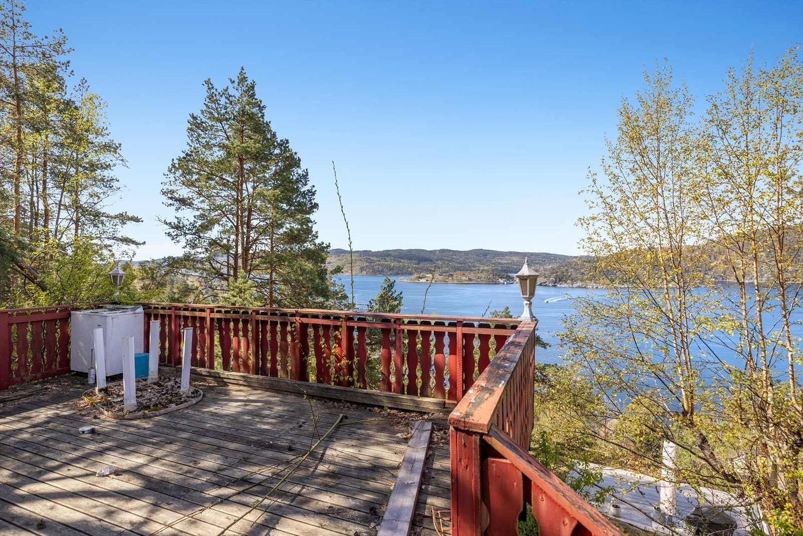Den romslige, vestvendte terrassen på ca. 24 m² byr på flott utsikt mot fjorden. Galleribilde