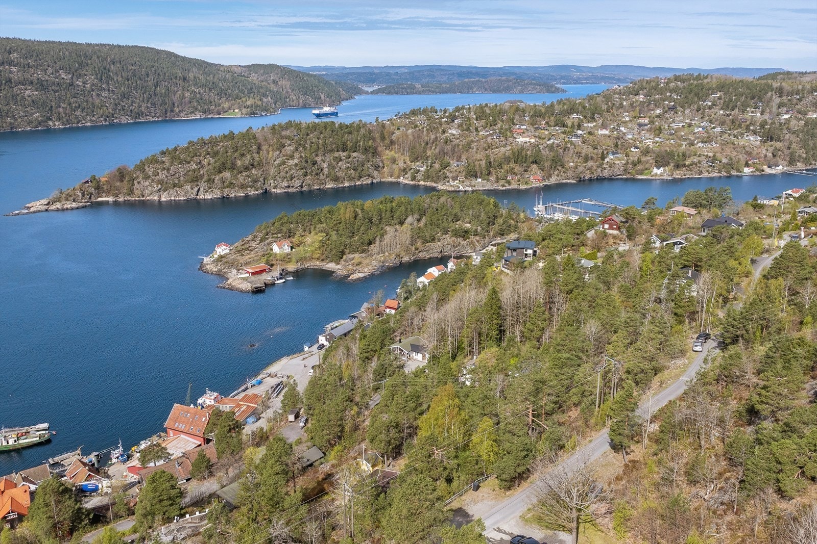 Her får du en herlig beliggenhet langs fjorden med muligheter for å båtplass i nedenforliggende havn. Galleribilde