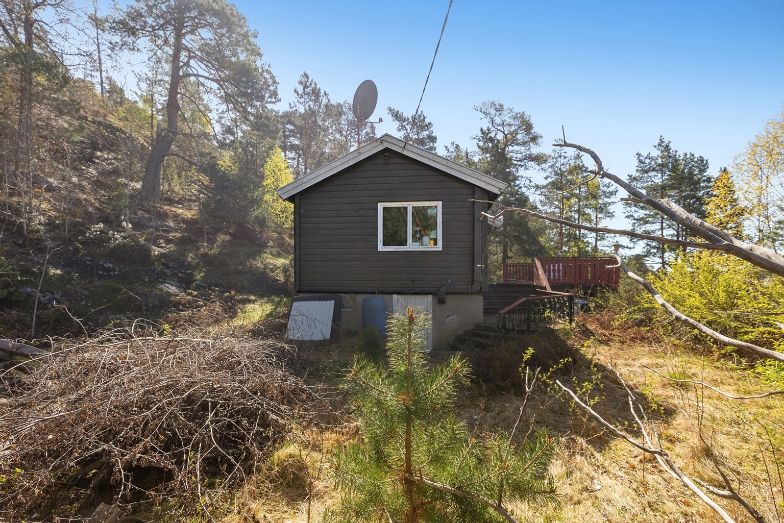 Bygningen er oppført i uisolert laftekonstruksjon og har en underliggende råkjeller. Galleribilde