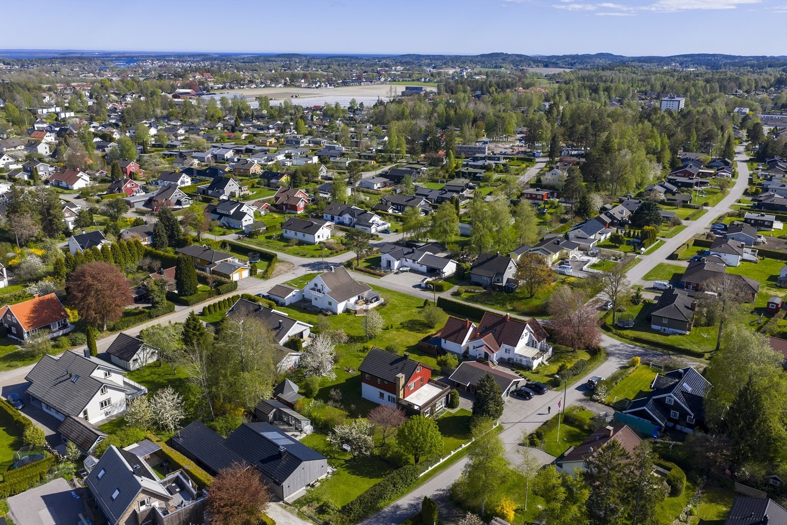Det er kort vei til flere skoler og barnehager, som Teie skole og Vestskogen barnehage, begge innen grei gangavstand. Galleribilde