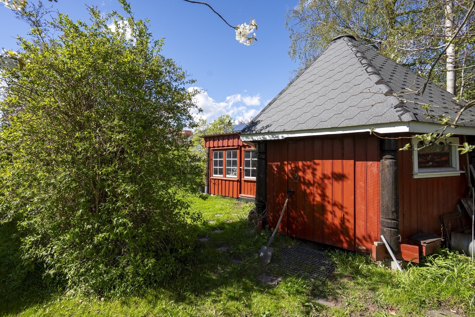 I hagen finnes også en grillhytte for sosiale sammenkomster. Galleribilde