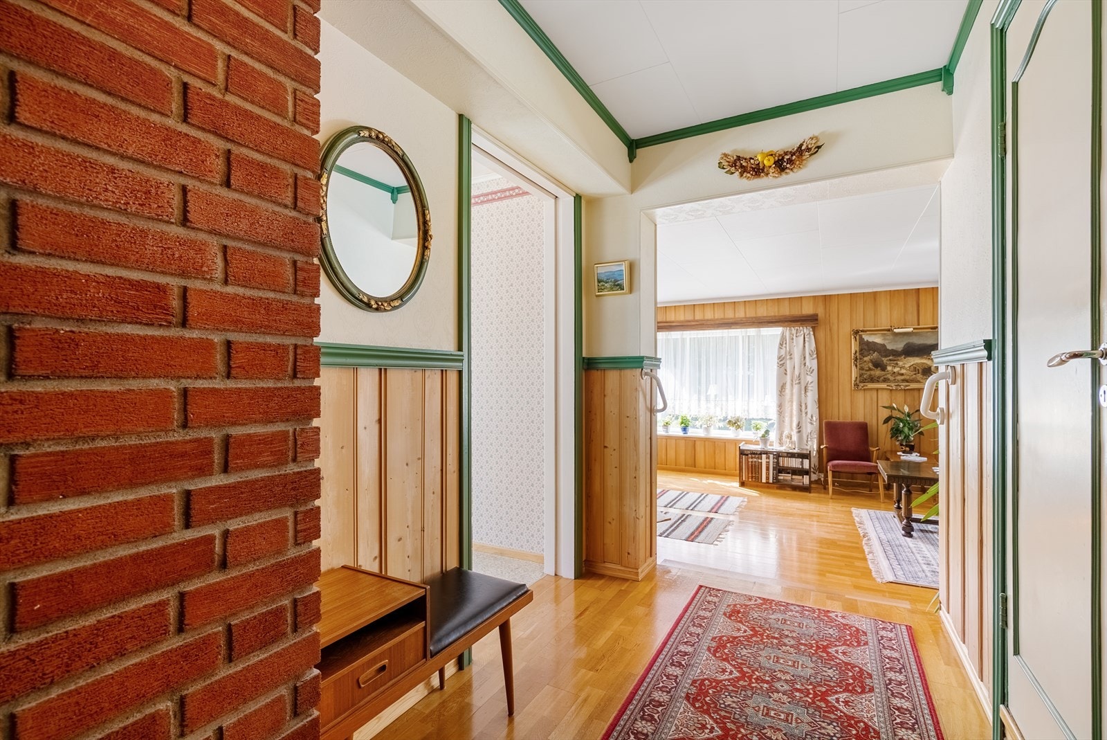 Fra gangen er det åpen tilgang til stuen, noe som gir en god romfølelse. Galleribilde