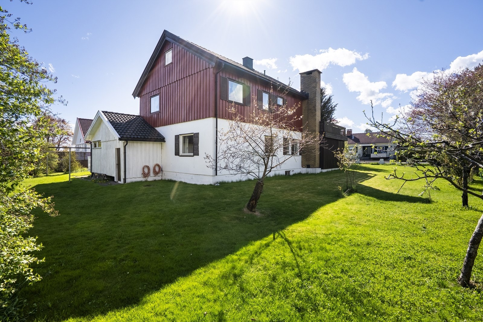 Tomten er relativt flat og har store plenarealer som omkranser boligen. Galleribilde