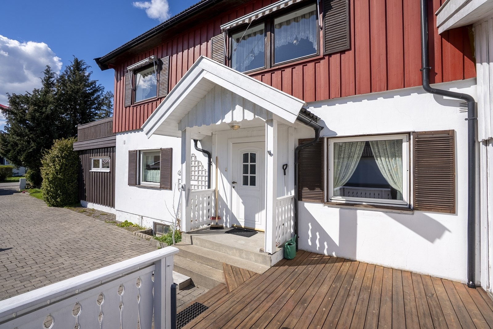 På bakkeplan er det en terrasse i treverk på ca. 27 m², hvorav 12 m² er overbygget. Galleribilde
