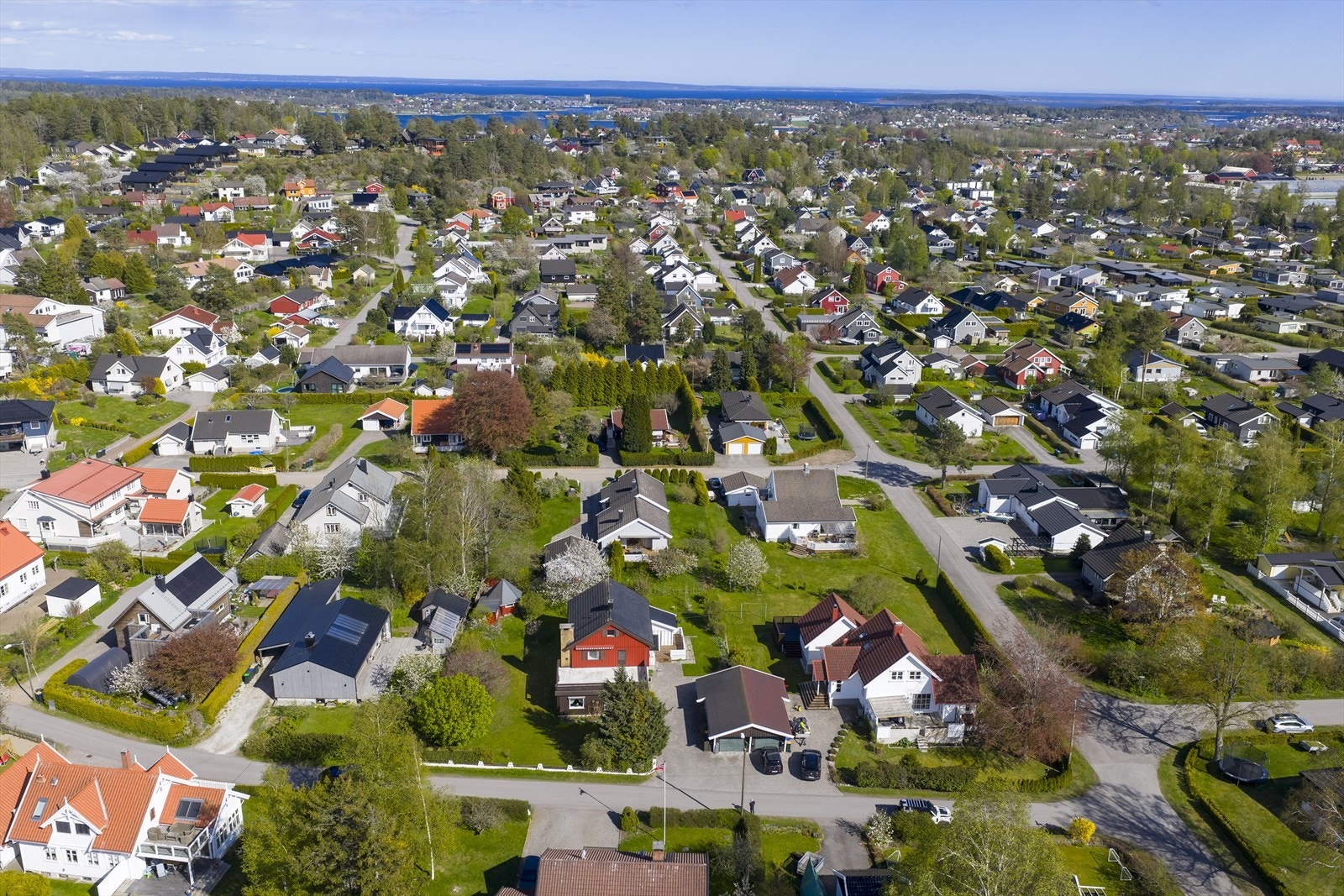 Nærmeste bussholdeplass, Vinkelgården, ligger kun fire minutters gange unna, med gode forbindelser videre. Galleribilde