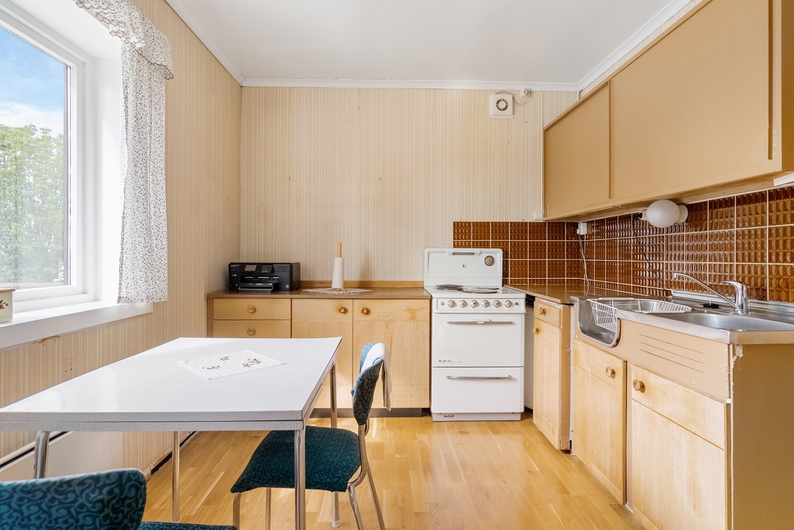Kjøkkenet i andre etasje har en enkel innredning med laminatbenkeplate og plass til frittstående komfyr. Galleribilde