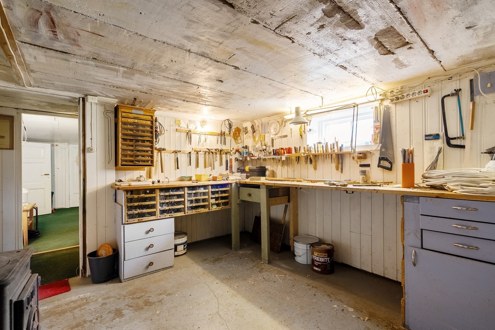 Et av rommene i kjelleren er innredet som verksted - perfekt for hobbyprosjekter. Galleribilde
