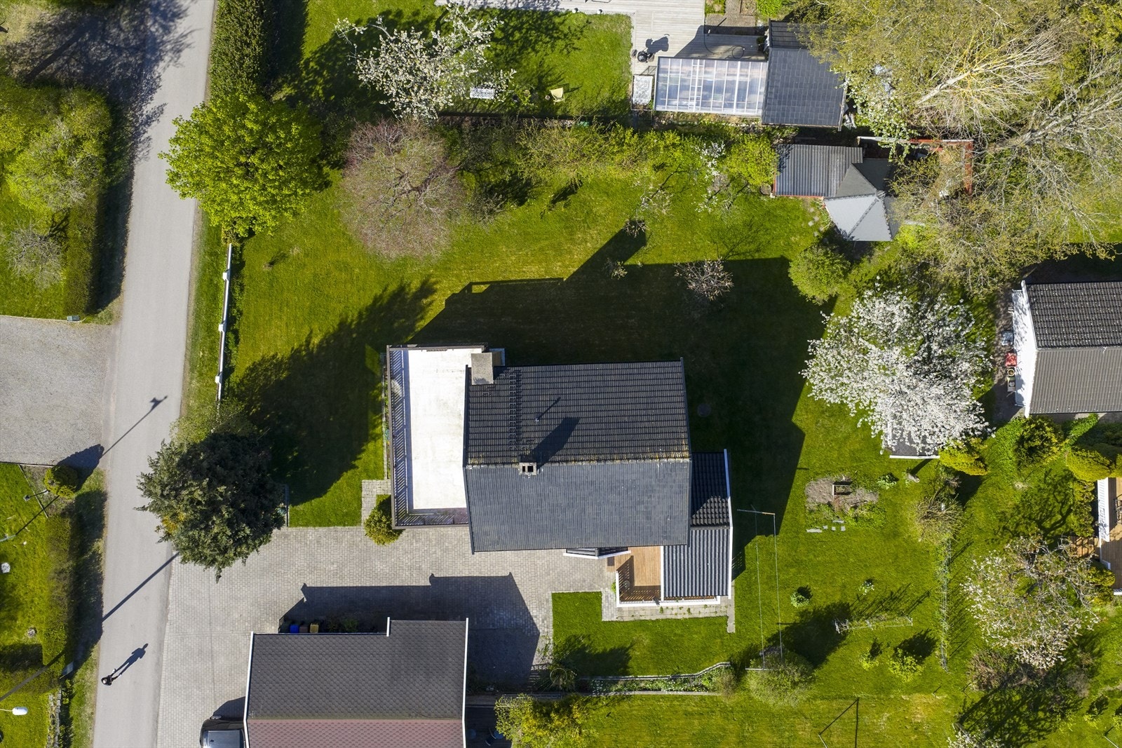 Eiendommen ligger fint til på en romslig tomt. Galleribilde