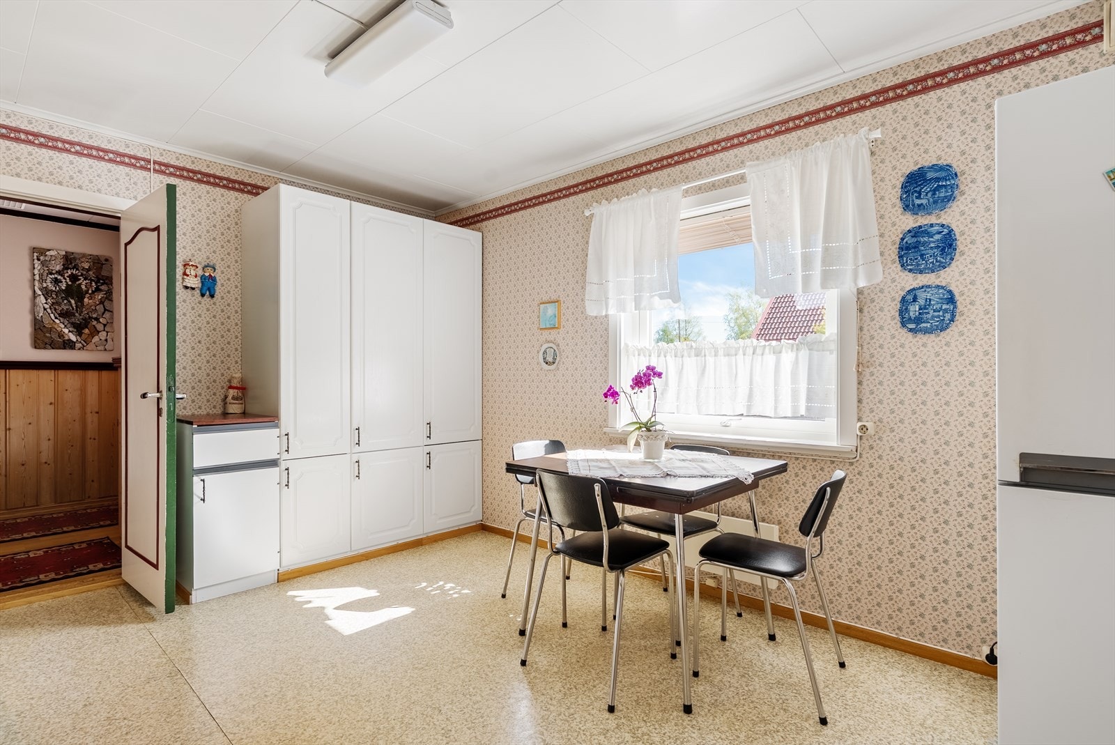 Rommet er romslig med plass til en hyggelig spiseplass ved vinduet. Galleribilde