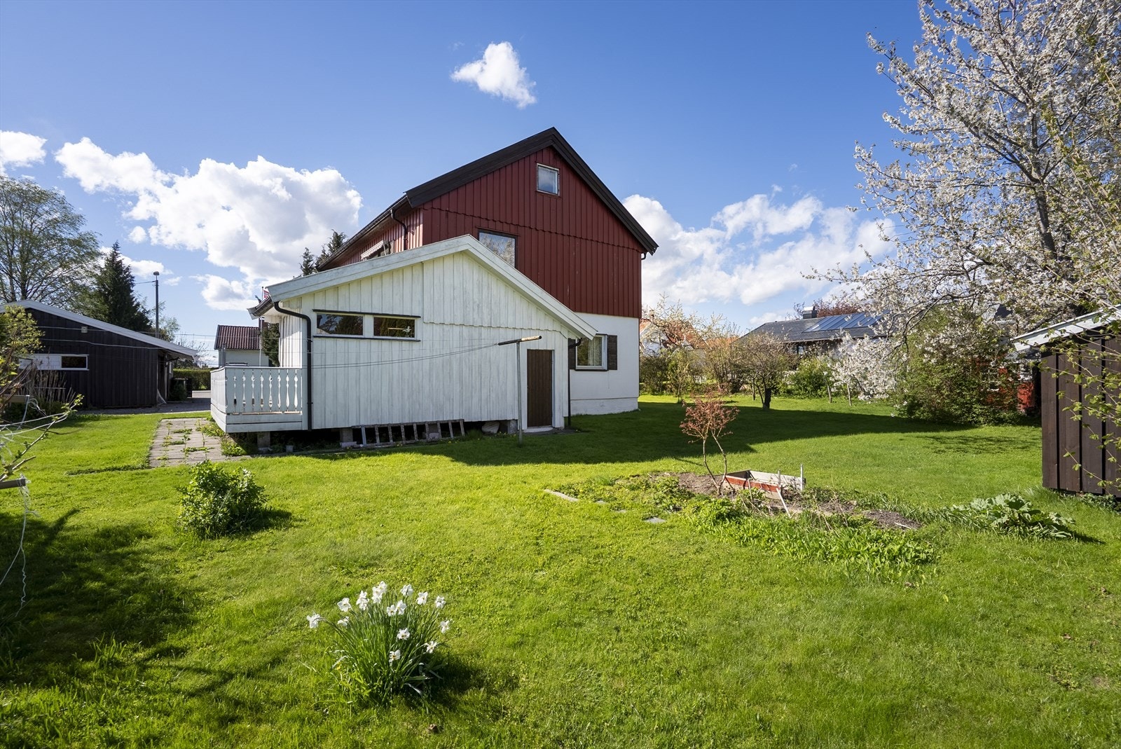 Hagen byr på gode muligheter for lek, hagearbeid og rekreasjon. Galleribilde