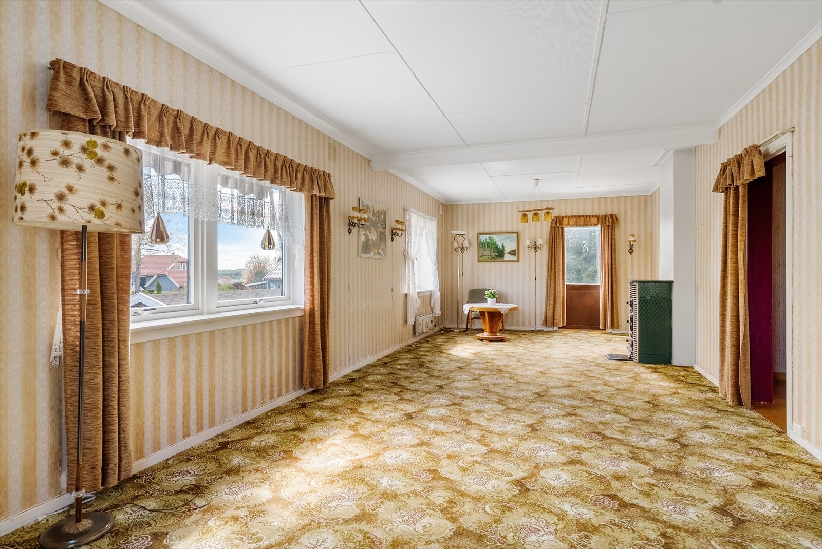 Stuen i andre etasje har vedovn og direkte utgang til den store takterrassen. Galleribilde