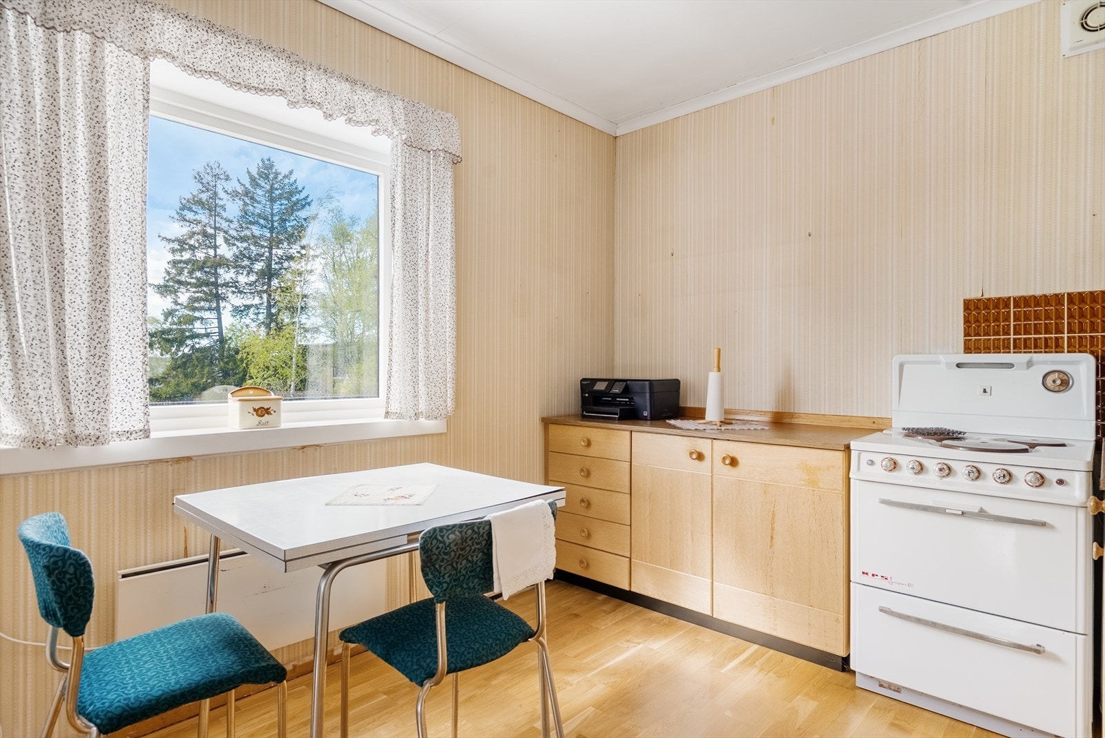 Her er det også plass til et lite spisebord. En elektrisk vifte i veggen sørger for avtrekk. Galleribilde