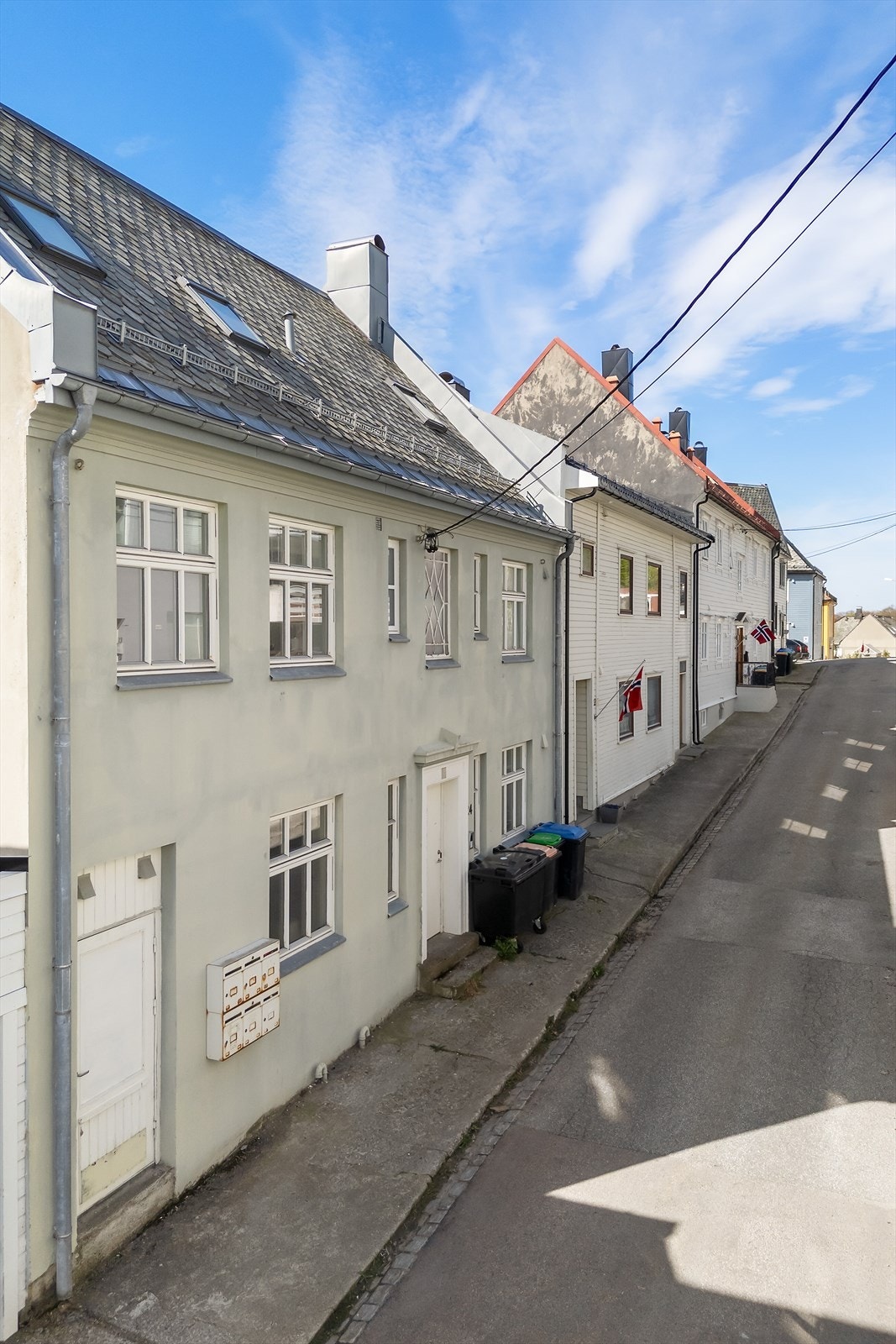 Det er adkomst til boligen fra Nedre Bergvegen. Galleribilde