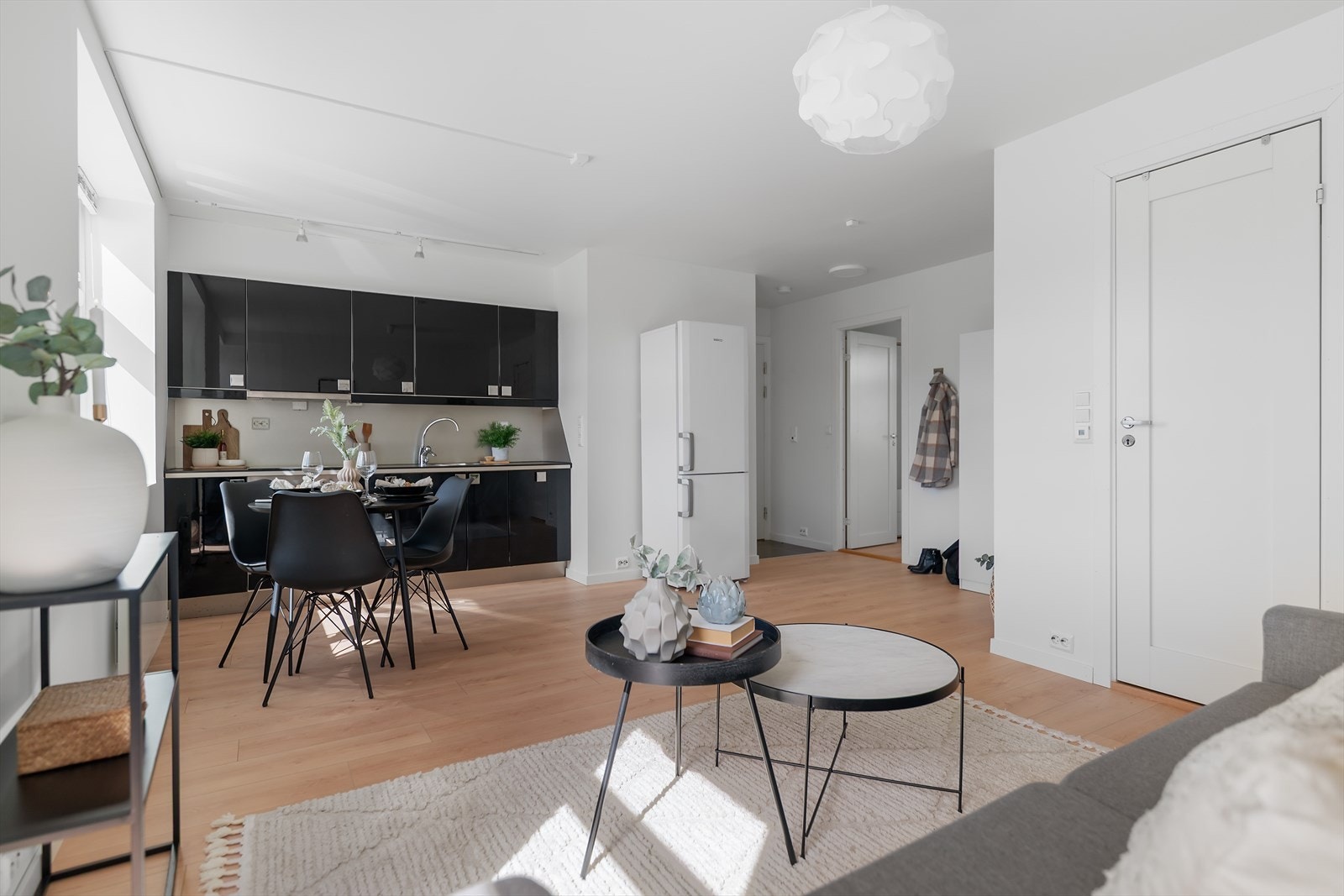 De lyse overflatene og det flotte lysinnslippet gjør leiligheten til et godt valg. Galleribilde