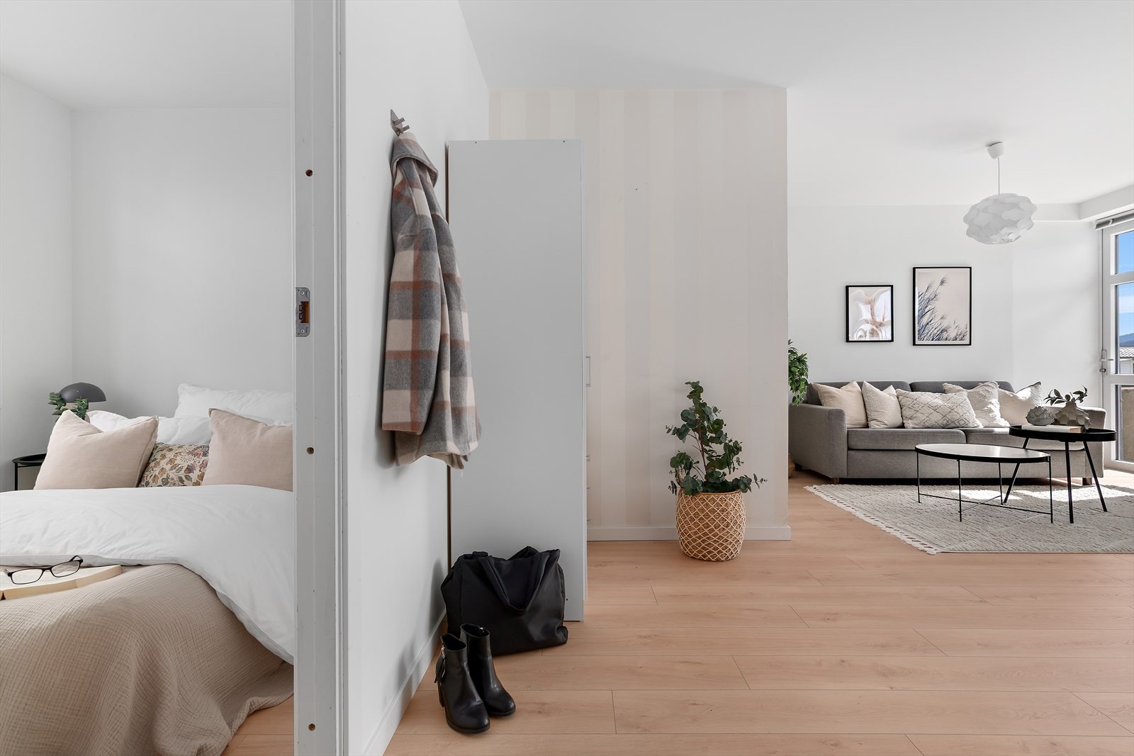 Her har vi soverommet til venstre og bad rett frem. Galleribilde